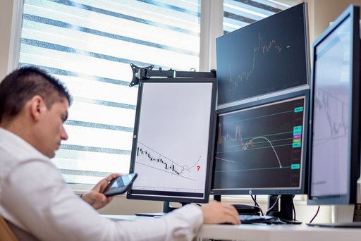 AI Has Yet to Boost Profits Outside Tech Sector, Data Shows