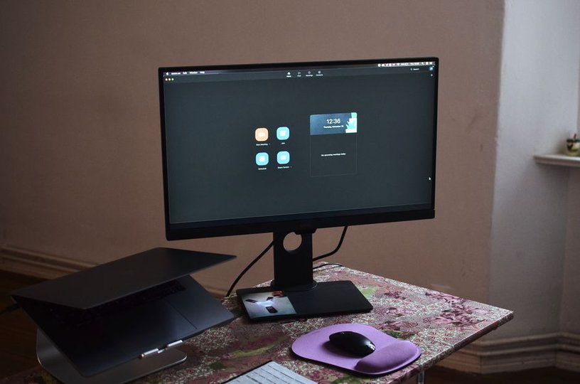 DEsk: A Wayland desktop for Linux with skeuomorphic desk interface