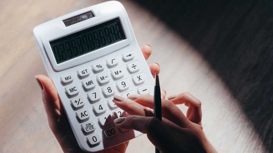 Guide Shows How to Build a Simple Decision Model with Constrained LLM Output