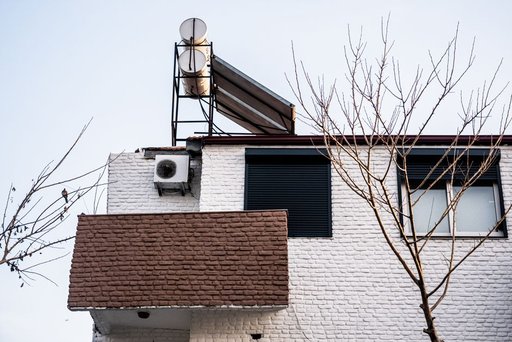 Plug‑In Solar Panels Gain Traction as States Legalize Easy‑Install Systems