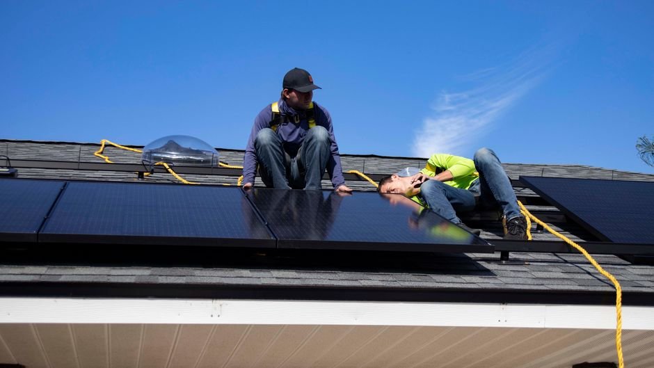 Plug‑In Solar Panels Gain Traction as States Legalize Easy‑Install Systems
